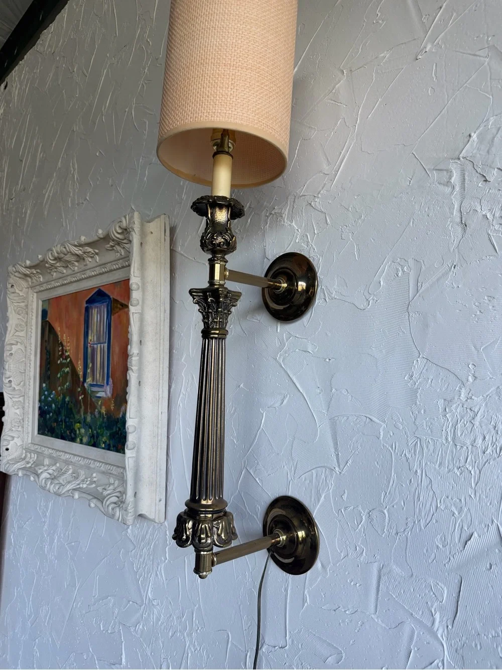 Decorative Antique-Style Brass Wall Sconce in Bronze
